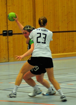 Diana Scharnefsi im Würgegriff klein