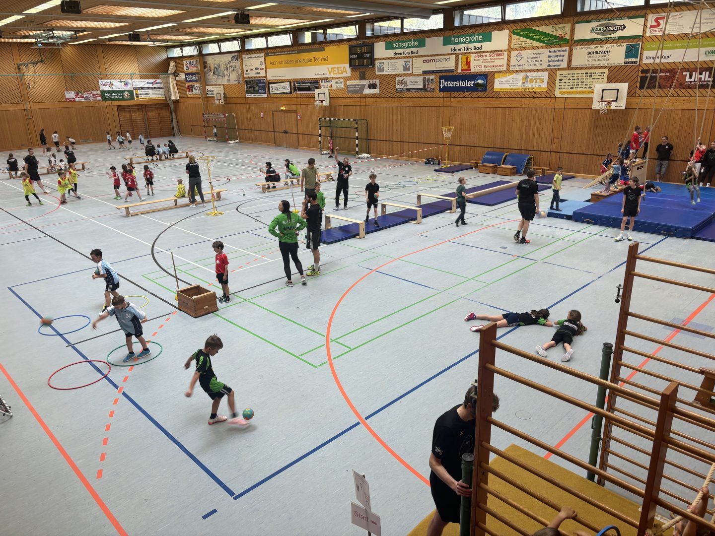 Handball Kinzigtal veranstaltet Minispielfest – über 150 Kinder sind mit Feuereifer dabei